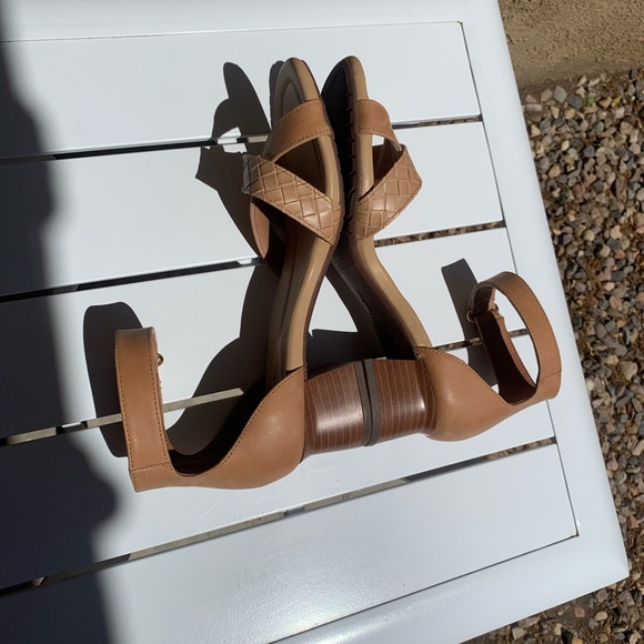 Clarks Collection tan block leather heels sandals size 7.5M - Picture 11 of 15